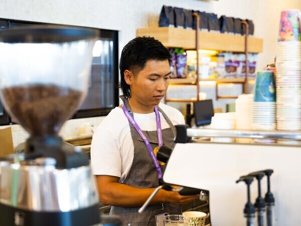 【レストランマネージャー】◆オリジナルブランドのカフェ&レストラン◆サンドイッチなどの軽食を提供◆関空内に6月OPEN!◆ゼロから会社を作る楽しさを実感◆店舗運営・管理業務中心の責任あるポジション◆空港ならではの異文化コミュニケーション多数◆有給休暇の高い取得率を推進!◆海外企業ならではの”働きやすさ”を日本にも◆シフト制/週休2日・月9日休み!