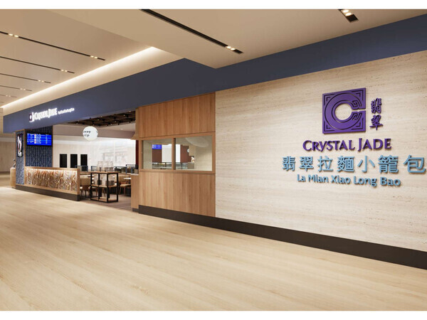 空港内の店舗だからこその
異文化コミュニケーションも多数！