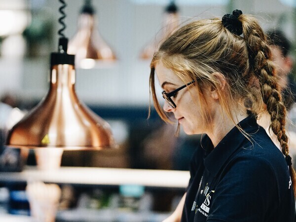 【正社員/レストランスタッフ】◆本格イタリアンのウルフギャングパック関空店がオープン◆海外企業の日本法人立ち上げメンバー募集◆月27万円~◆新店舗をゼロからみんなでつくる◆有給休暇の高い取得率を目指す企業◆海外企業ならではの風通しの良さと自由度の高さ◆髪型・髪色自由◆働きやすさ重視ならココ!