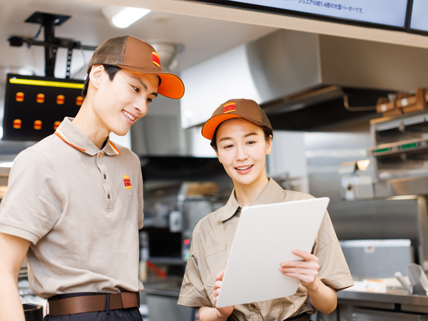 【正社員/レストランスタッフ】バーガーキングのオープニングスタッフ募集◆月27万~◆新店舗をゼロからみんなでつくる◆有給休暇の高い取得率を目指す企業◆海外企業ならではの風通しの良さと自由度の高さ◆髪型・髪色自由◆働きやすさ重視ならココ!◆研修制度が充実!