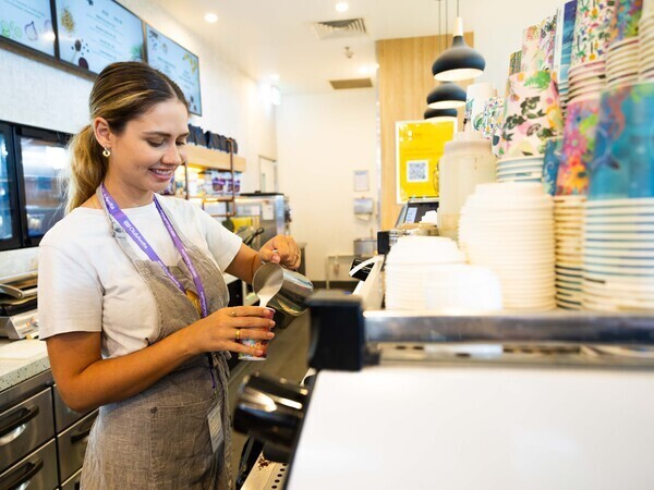 【クルースタッフ】◆オリジナルブランドのカフェ&レストラン◆関空新店舗オープニングスタッフ大募集!◆海外企業の日本法人立ち上げメンバー募集◆高時給1400円~!◆新店舗をゼロからみんなでつくる◆有給休暇の高い取得率を目指す企業◆風通しの良さと自由度の高さ◆髪型・髪色自由◆1日4時間~、週3日~相談OK◆働きやすさ重視ならココ!/早朝・遅番送迎あり