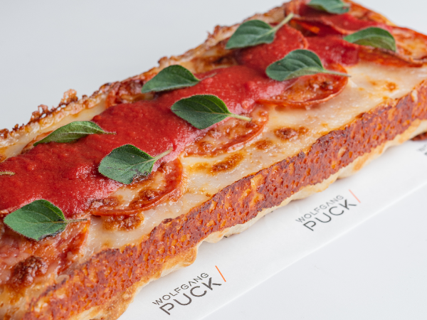 【アシスタントレストランマネージャー】◆本格ピザなどの洋食を提供◆関空でウルフギャングパックのオープニング！◆外資ならではの自由な社風＆有休高取得を推進◆早朝・深夜の送迎ありで通勤も安心◆店舗運営から、理想の店作り、組織体制の構築まで幅広く学べます！◆髪型・髪色自由