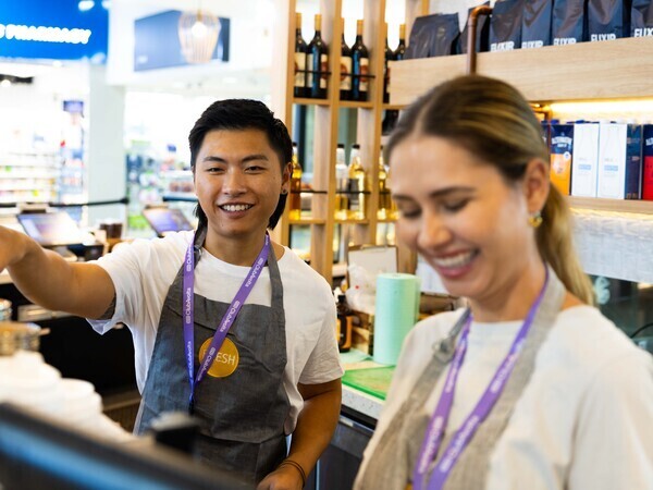 【正社員/レストランスタッフ】◆オリジナルブランドのカフェ&レストラン◆サンドイッチなどの軽食を提供◆海外企業の日本法人立ち上げメンバー募集◆月27万円~◆新店舗をゼロからみんなでつくる◆有給休暇の高い取得率を目指す企業◆海外企業ならではの風通しの良さと自由度の高さ◆髪型・髪色自由◆働きやすさ重視ならココ!