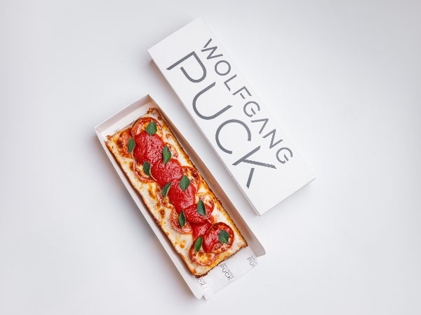 本格ピザ・ハンバーガー/日本初上陸のウルフギャングパック/キッチンマネージャー/月38万~のキッチン運営・管理業務中心の責任あるポジションの募集/2026年6月~オープン/全員同期のスタートで、世界基準の料理を提供/関空の出店・グローバルに活躍できる環境/外資系企業の自由な社風/早朝・深夜の送迎、手当あり/有給休暇取得を推進