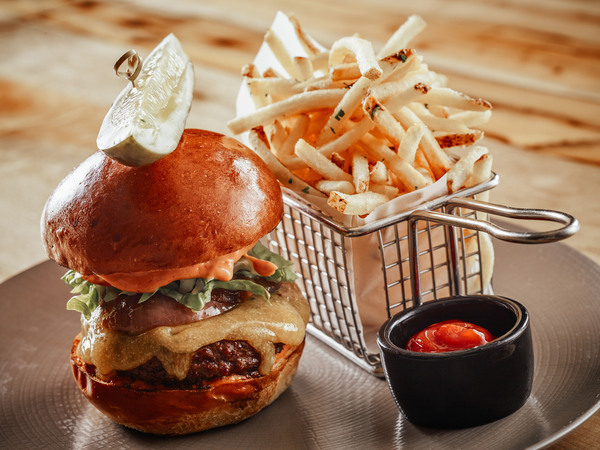 本格ピザ・ハンバーガー/日本初上陸のウルフギャングパック/アシスタントキッチンマネージャー募集/月34万～の飲食経験が活かせる/バリ島での調理研修あり/全員同期のチームで、世界基準の味を提供/アシスタントとして店舗運営も学べる/関空の出店・グローバルに活躍できる環境/外資系企業の自由な社風/早朝・深夜の送迎、手当あり/有給休暇取得を推進