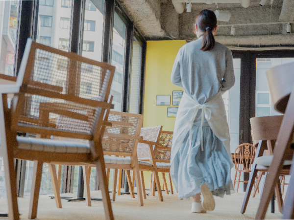 おしゃれカフェのホールで働こう♪飲食・接客未経験者も大歓迎◎週3回・3時間～OKで無理なく働けるお仕事！