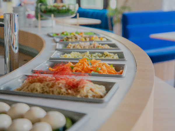 おしゃれカフェのホールで働こう♪飲食・接客未経験者も大歓迎◎週3回・3時間～OKで無理なく働けるお仕事！