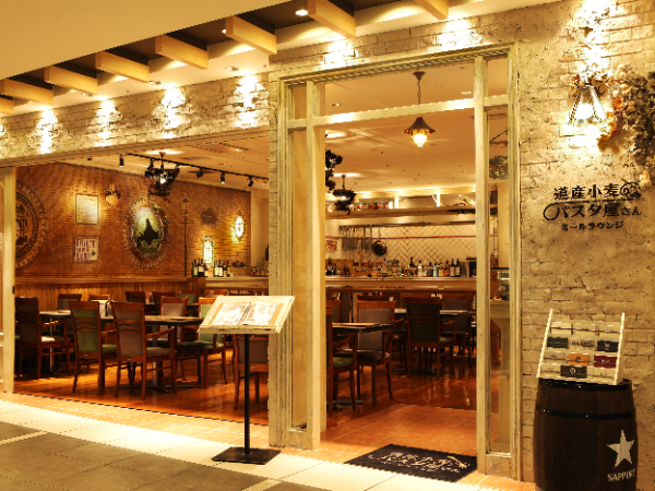 空港内のパスタ屋のフルタイムスタッフ