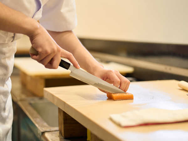 【正社員／寿司職人】未経験歓迎／月給20万5000円以上／住宅手当あり（7万円/月）／残業代全額支給／まかない付き／客観的評価制度で頑張りをしっかり評価