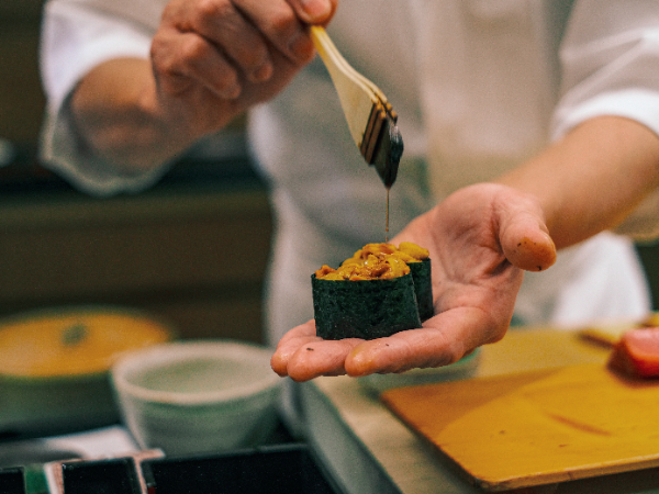 【正社員／寿司職人】未経験歓迎／月給20万5000円以上／住宅手当あり（東京都内9万円/月）／残業代全額支給／まかない付き／客観的評価制度で頑張りをしっかり評価