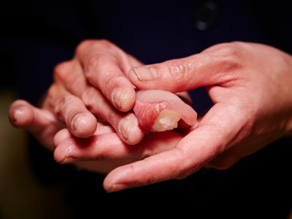 【正社員／寿司職人】未経験歓迎／月給20万5000円以上／住宅手当あり（東京都内9万円/月）／残業代全額支給／まかない付き／客観的評価制度で頑張りをしっかり評価