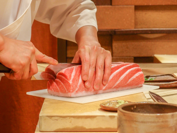 鉄板焼きから寿司の世界へ、おまかせの常識を変える