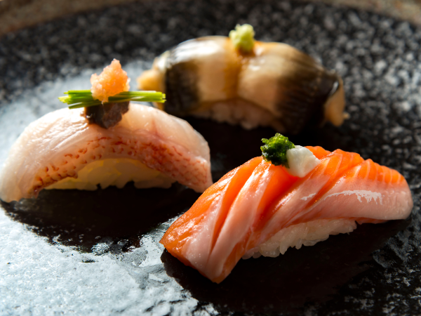 【正社員／寿司職人】未経験歓迎／月給20万5000円以上／住宅手当あり（東京都内9万円/月）／残業代全額支給／まかない付き／客観的評価制度で頑張りをしっかり評価