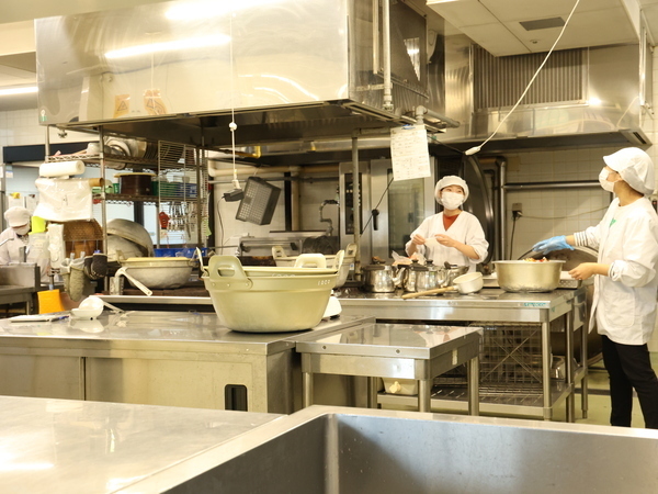 【正社員／調理師】◆法人直接雇用の調理師！◆調理師免許を活かせる◆自分の料理で人を幸せに◆調理系学校卒業者歓迎◆病院等で調理経験ある方歓迎◆大量調理が好きな方にピッタリ◆車通勤OK◆景気に左右されない安定の仕事◆人との関わりが好きな方も歓迎！