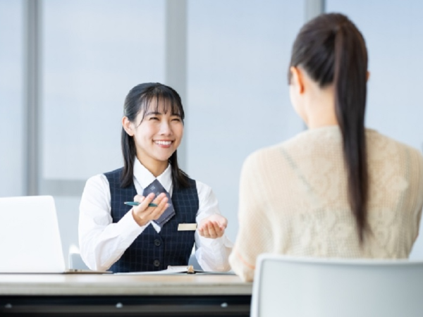 支店窓口の事務スタッフ／未経験可