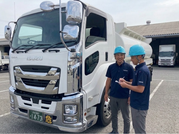 大型タンクローリードライバー／石油製品の配送