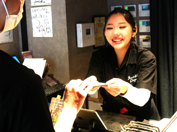 <時給最大1,500円以上>「この人、どこにでもいる…?」お店を支えるマルチスタッフの正体とは…!