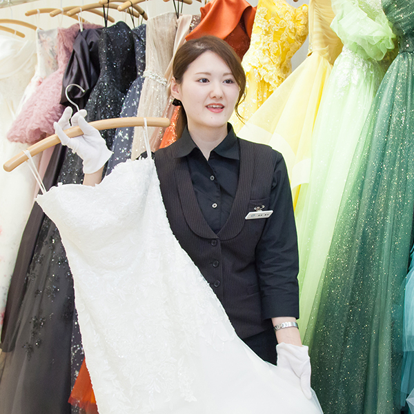 モンテファーレ コスチュームサロン/リーダー/猪俣 麗奈