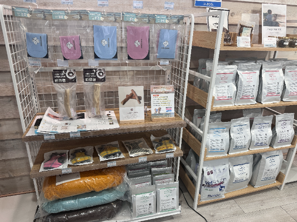 オリジナルグッズなどの販売を通じ
保護犬・猫たちを支援