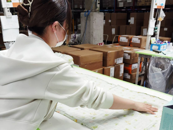 【縫製スタッフ募集!】土日休み・残業なし/時給1321円/17時退勤/作業フロア冷暖房完備/未経験OK
