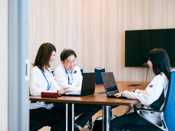 年齢も経歴も超えて、助け合うチームワーク