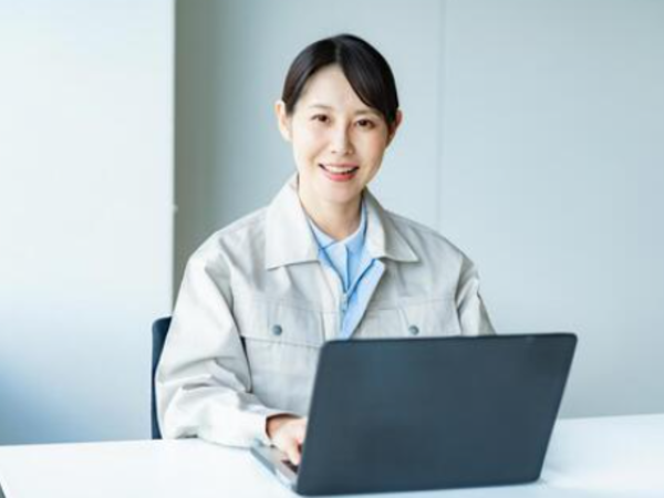 化学品施設部でのソフトウエア開発のエンジニア業務 時給3100〜4900円/月収50万円可/残業少なめ/土日祝休み/家賃補助あり