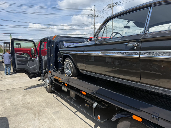 【自動車板金塗装工/契約社員(正社員前提)】★賞与年2回 ★年間休日120日以上 ★残業ほぼなし ★大破板金も対応できる設備環境 ★土浦市