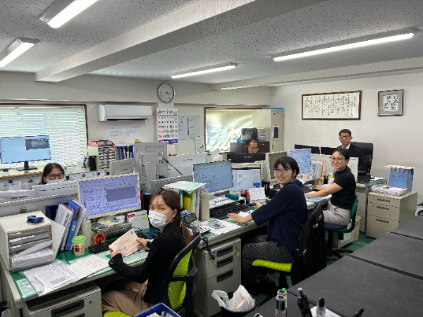 運行管理・運送配車スタッフ／運送会社の中核ポジション／未経験・異業種歓迎の正社員／電話1本で40台超のトラックを動かす裁量／日祝休み／賞与年2回／昇給あり