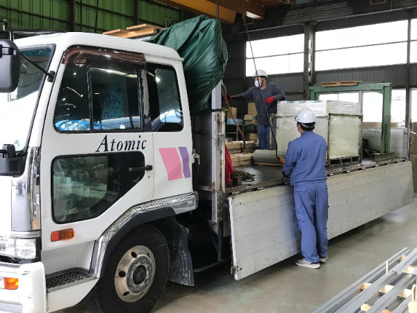 荷積み・荷降ろしは機械作業メイン。
体に優しい働き方です◎