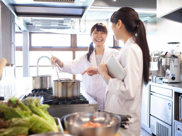 ☆定員60名の温かな保育園で子どもたちの成長を食で支えませんか♪☆経験不問でスタートでき先輩スタッフが丁寧にフォローします★☆買物や調理補助を通して子どもたちの美味しい笑顔に出会えます◎☆アットホームな職場で仲間と協力しながら楽しく働ける環境です！