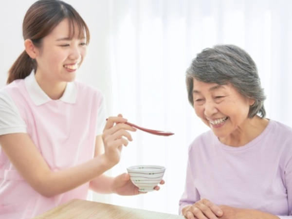 ☆残業ほぼなしの勤務体制で、無理なく長く働ける環境が整っています♪☆未経験からスタートした職員も多く、資格取得支援制度も充実しています!☆チームで支え合いながら利用者様の生活を支えるやりがいある職場です◎