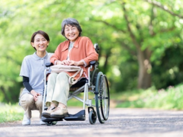 ☆賞与3.7ヶ月分支給実績あり！住宅支援＆手厚い家賃補助で新生活を応援♪☆年間休日113日＋夏季・冬季休暇で自分へのご褒美タイム！☆☆未経験・ブランクOK！仲間思いのスタッフが集う邸宅型施設◎☆子育て応援！行事や病気時の配慮も万全で長く働ける環境★
