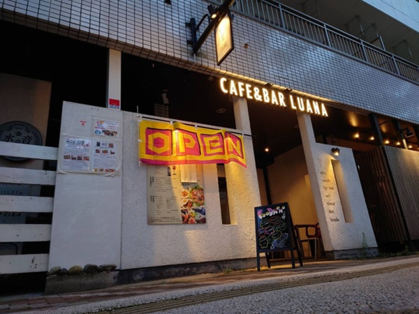 誰でも気軽に立ち寄れる、明るくてキレイなCafe & Bar♪