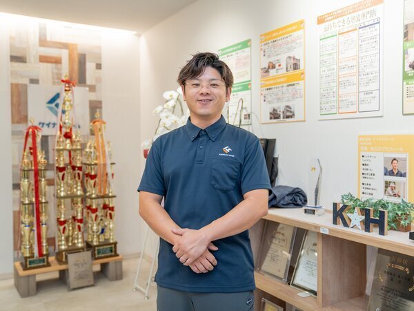 【外壁塗装専門店の店長・ マネージャー/正社員】完全反響型の塗装専店/月給50万〜70万円/半期毎のインセンティブ最大300万円/組織づくり・マネジメントをお任せ/完全週休2日制/スポーツジム補助制度あり