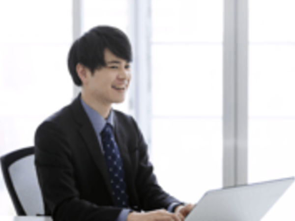事業成長を支える経営企画担当／月給26万〜30.5万円／未経験歓迎／日商簿記2級／経営陣直下で成長／有休取得率90％以上★