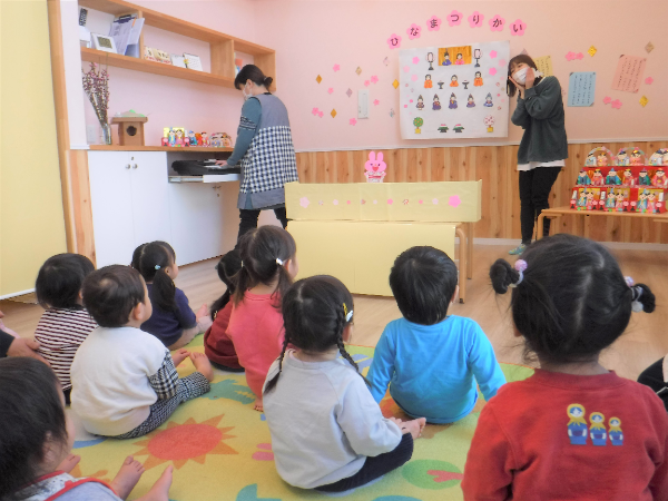 保育園の保育室。
0歳児～2歳児まで園児がいます！