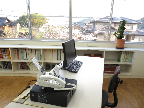 明るい事務所で一緒にがんばりましょう。