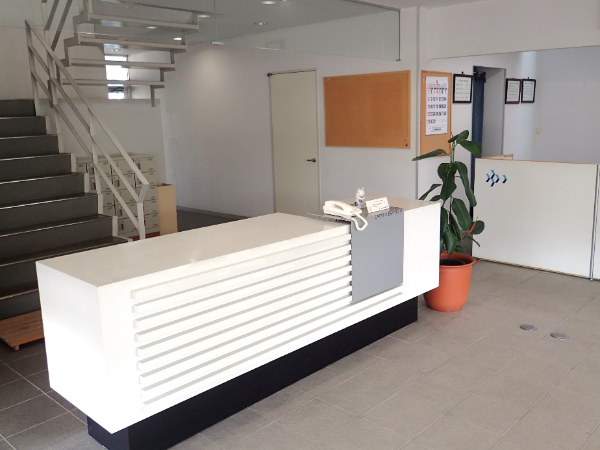 広いエントランスでお待ちしております。