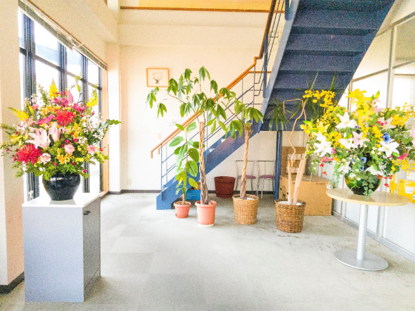 そこに集う⼈々が生き生きと働き、 そこに関わる⼈々の笑顔を集める