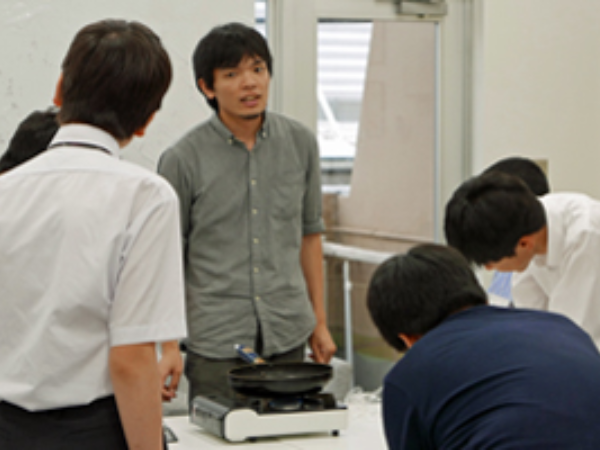 入社動機は「子どもたちの成長や自立をサポートしたい」と思ったから。