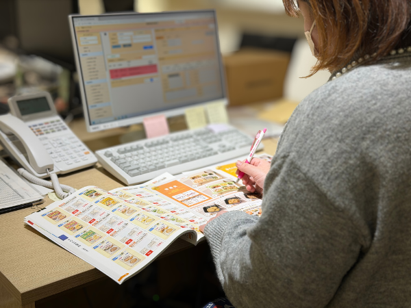 栄養士さんから在宅のお客様まで。一人ひとりに寄り添う対応と正確な事務