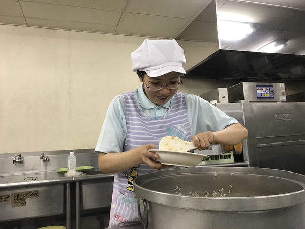 80人分の食事を6，7人でつくっています。