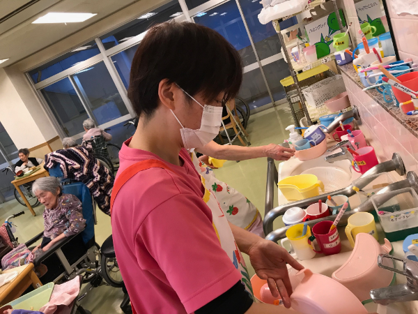 入所者様のお世話と介護職員のまとめ役です。