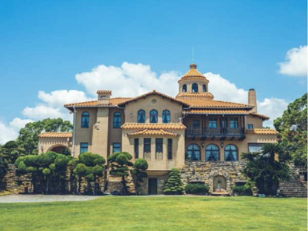 【正社員｜サービススタッフ募集】＼月9休＆年間休日120日★有休100％推奨！／◆昇給・賞与年2回◆福利厚生充実◆子育て支援制度多数◆90余年の歴史を纏う洋館を舞台に、記憶に残る結婚式を一緒に創り上げましょう！