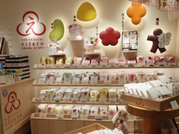 【正社員｜販売スタッフ募集】＼正社員デビューを応援！未経験者活躍中！／創業150余年「榮太樓總本鋪」のカジュアルブランド◆200年にわたり安心安全な菓子を追求する安定企業◆週休2日制◆交通費全額支給◆昇給・賞与あり■アットホームな雰囲気の中で、一緒にお仕事しませんか？