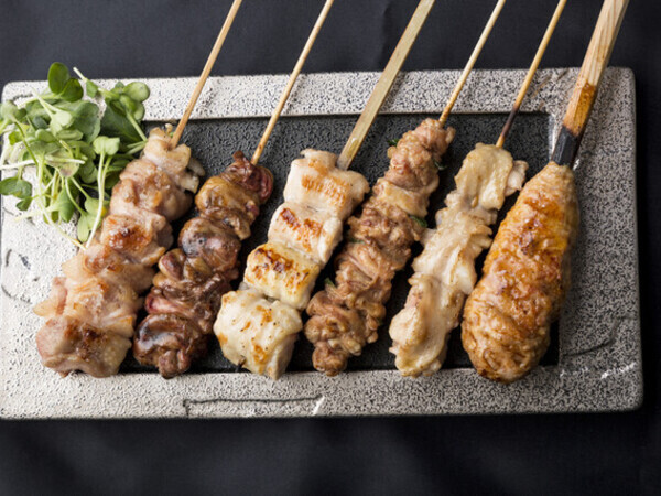 【正社員｜キッチンスタッフ募集】＼駅チカ／広尾駅からのアクセス抜群◆国産熟成鶏を使用した上質な焼鳥◆名店の味を気軽に楽むカジュアルスタイル◆月給38万円～◆月8日～10日休み◆チャレンジできる環境◆「世界一の体験(コト)づくりカンパニー」を目指す成長企業◆首都圏を中心に多業態展開中◆あなたの夢を叶えるお手伝いをさせてください！