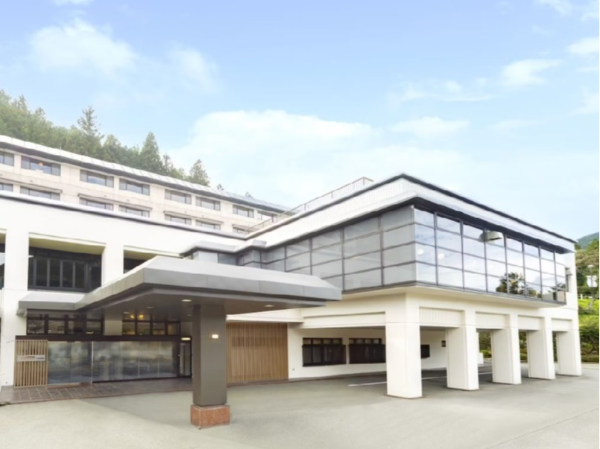 【正社員｜調理スタッフ募集】岐阜県下呂市／グルメバイキングを楽しむ温泉宿◆業界・職種未経験者活躍中◆マイカー・バイク通勤可能◆残業代1分単位で全額支給◆月9～10日休み◆成果を正当に評価◆活き活きと働ける環境で、一緒にブランドを創り上げていきましょう！