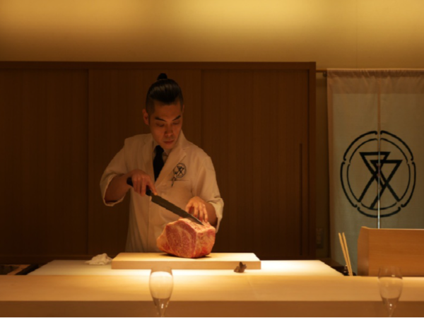 【正社員｜ホールスタッフ募集】＼働きがいのある会社5年連続認定！／上質な和牛と旬の食材を使用したライブ感溢れる至高の肉料理をご提供◆未経験活躍中◆週休3日◆昇給年1回◆業績賞与あり◆転勤なし◆福利厚生充実◆理想の未来を叶えたいあなた、才能を開花させる場所がココにあります！