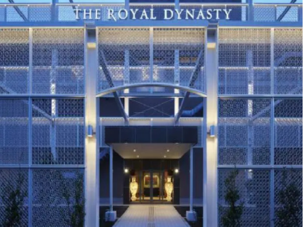 【正社員｜サービススタッフ募集】＼月9休＆年間休日120日★有休100％推奨！／◆昇給・賞与年2回◆福利厚生充実◆子育て支援制度多数◆クラシックな伝統美広がる唯一無二のおもてなし空間で、記憶に残る優美なウエディングを一緒に創り上げましょう！