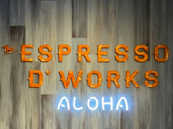 【正社員｜ホールスタッフ】渋谷駅より徒歩5分！ニューヨーカーに人気の「ダッチベイビー」や「チキンワッフル」、スーパーフードなどが食べられるハワイアン風隠れ家カフェ◆賞与支給◆給与14ヵ月◆月8日休◆各種手当保険完備◆社内イベント豊富◆オン・オフともに充実できる環境でひときわ映えるカフェを創りませんか？【ESPRESSO D' WORKS yellow】